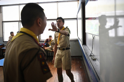 【今日の1枚】タイのヒップホップ少年、学校でラップ対決