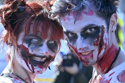 完璧メークで街を徘徊、各地で「ゾンビウォーク」