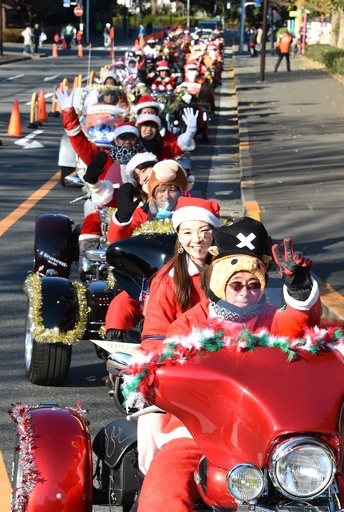 サンタがハーレーで登場！児童虐待防止を訴えパレード 都内