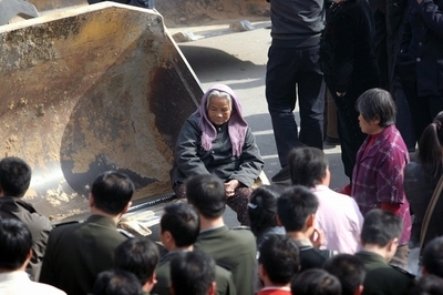 警官隊が鉱山開発に抗議する村人へ発砲、1人死亡 中国