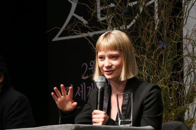 ミア・ワシコウスカ、映画『ストーカー』の制作発表会に登場