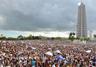 キューバ「平和コンサート」、米在住歌手を観客50万人が歓迎