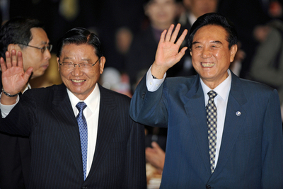 中台窓口トップが会談、抗議デモ続く