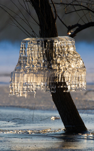 氷のランプシェード、照らすのは欧州の先行き？ドイツ