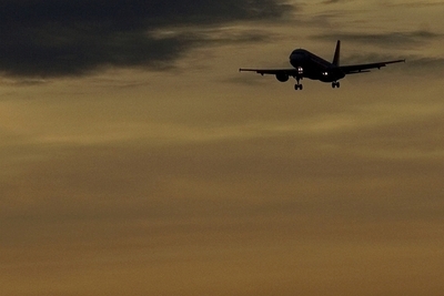 カンタス航空、突然の高度変更で約40人重軽傷　