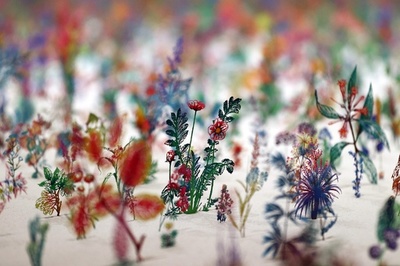 精緻な金属の草花 手植えで1万7000本 英キュー王立植物園