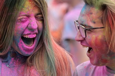 スペインで「ホーリー」のフェスティバル、カラフルな粉かけ合う