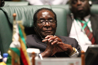 ジンバブエ大統領、リアリティー番組準優勝者に小切手30万ドル