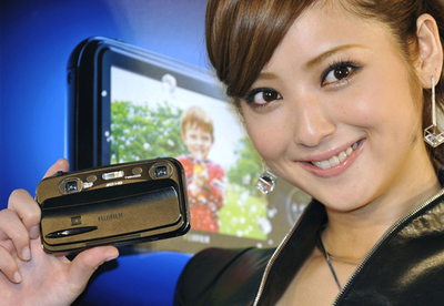 3Dデジカメ「FinePix Real 3D W3」、佐々木希がPR
