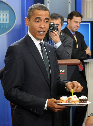 オバマ大統領、48歳の誕生日 長老記者にも祝福