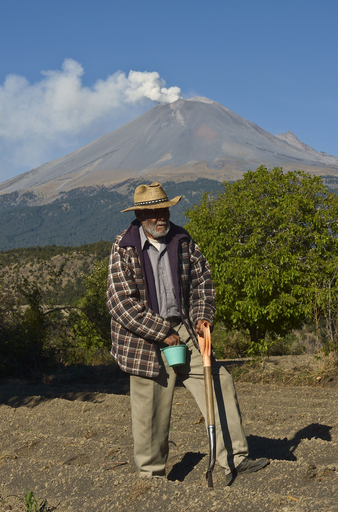 噴火の続くポポカテペトル山、メキシコ