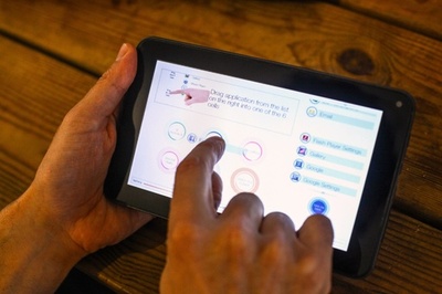 家族と簡単にビデオ通話、高齢者向けサービス「Hubert」