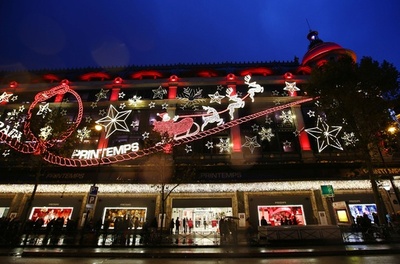 パリ老舗百貨店、夜の街を彩るXマス・ディスプレー