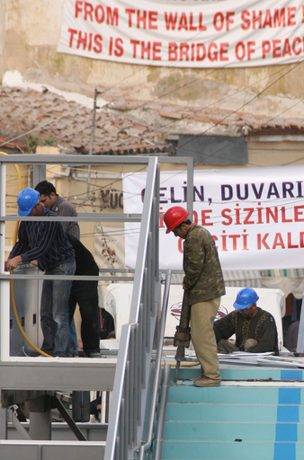 首都分断を象徴する歩道橋、撤去作業開始 - キプロス