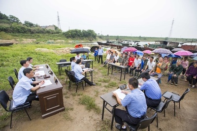 漁船の傍らで「巡回裁判」 江西省で「環境デー」に合わせ