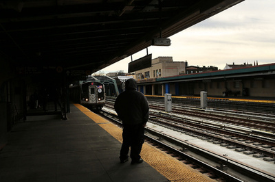 米NY地下鉄駅で男性が女に突き落とされ死亡、憎悪犯罪か