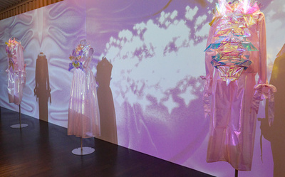  セーラームーンから着想を得たコレクションも展示、「シンガポール:インサイド・アウト」