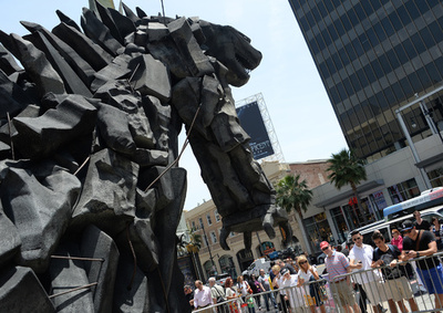 来日の米版『ゴジラ』監督、「僕は代理母」