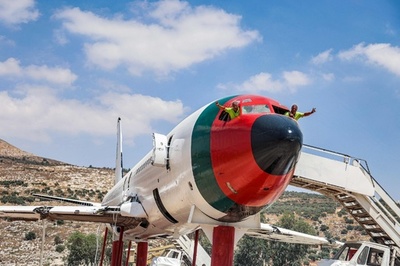 ボーイング機をレストランに変えたパレスチナの双子の兄弟