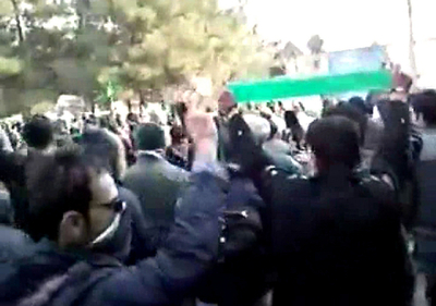 イラン治安部隊が改革派指導者らを襲撃、革命記念日のデモで