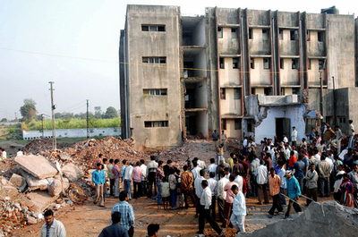 校舎が倒壊、女子生徒ら23人が死傷 - インド