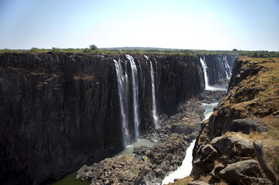 ビクトリアの滝に観光客転落、打撲のみで生還