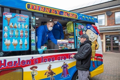 アイスやパンの移動販売車、外出制限下の住民支援に大活躍