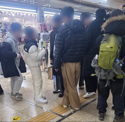 「高級ダウン」着た小学生、高齢男性を嘲笑・挑発…韓国で広がる「ブランド児童」への非難