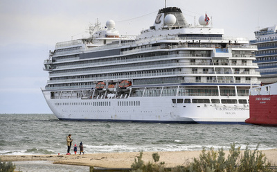 豪華客船、海中生物除去で1週間足止め 豪