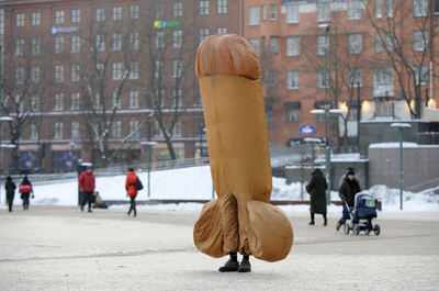 ヘルシンキに巨大ペニス出現！？