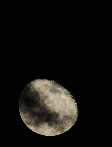 クレーターまでくっきり、カリブ海に現れた幻想的な月