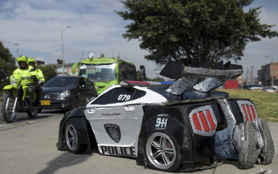 生活費のためにトランスフォーマーに変身！ コロンビア