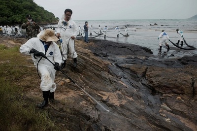タイ沿岸でパイプラインから原油流出、国立公園の島に到達