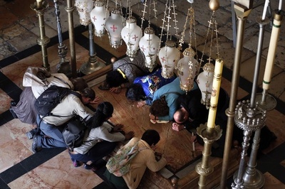 世界中から巡礼者、エルサレムの聖墳墓教会