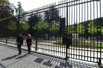 「鍵破りの怪人」がコロナ禍で閉ざされた公園を解放、パリ市民の英雄に