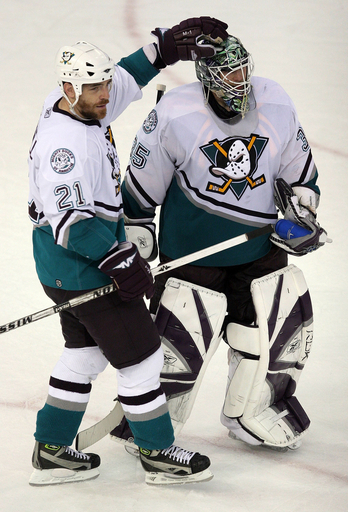 ＜NHL プレーオフ＞マイティダックス 第4戦でシリーズ初勝利を挙げる - カナダ