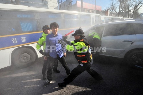 抗議デモ中の在韓中国大使館前 警察のバスに車ぶつけた男を逮捕 写真10枚 ファッション ニュースならmode Press Powered By Afpbb News