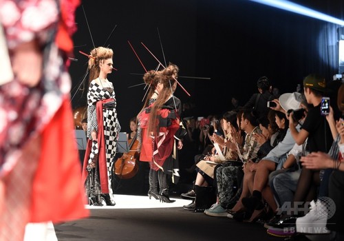ロックをイメージした「着物」登場、Yoshikiデザイン 東京ファッションウィーク ロックをイメージした「着物」登場、Yoshikiデザイン 東京ファッションウィーク