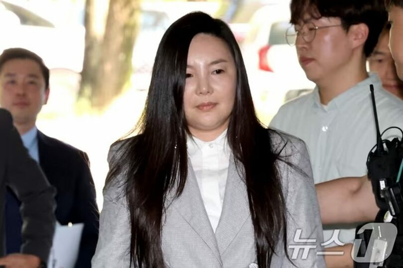 逮捕状発付に向けた審査に出席する芸能事務所ワンハンドレッド代表のチャ・ガウォン氏＝8月3日、ソウル中央地裁(c)news1