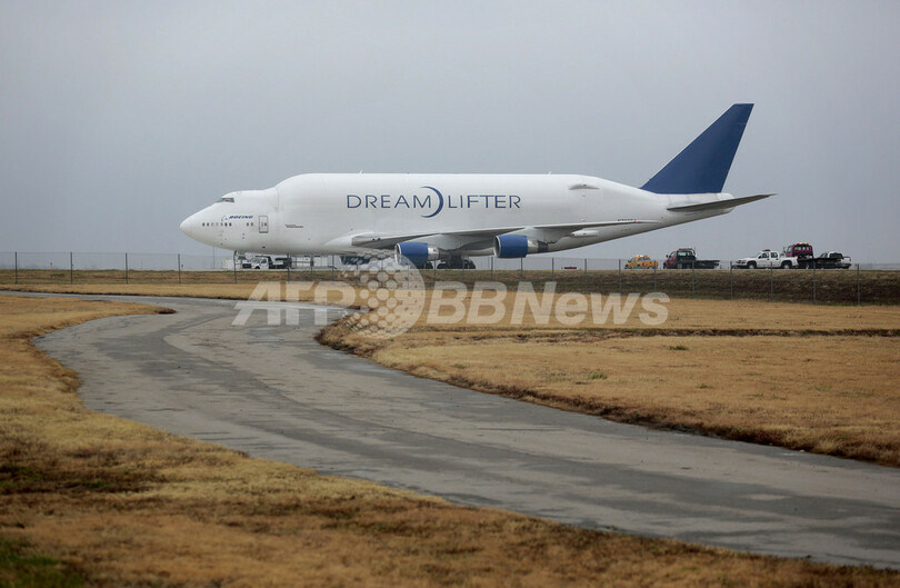 小さな空港に巨大貨物機が誤着陸、米カンザス州
