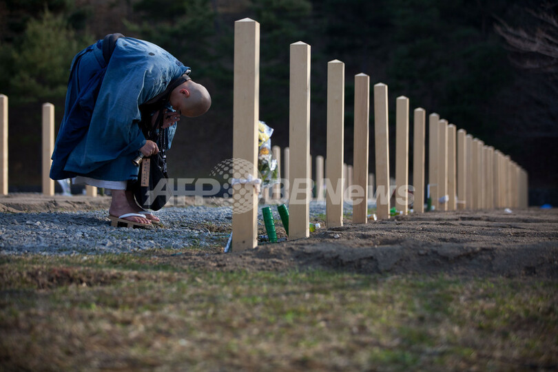 被災地で祈りを捧げる僧侶たち 写真14枚 国際ニュース：AFPBB News