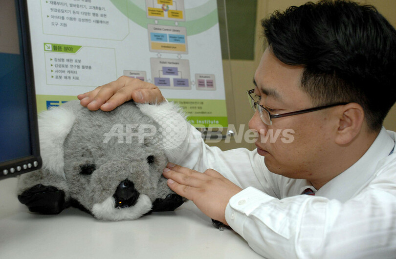 人の声や表情に反応するコアラ型ロボット、韓国の研究所が開発