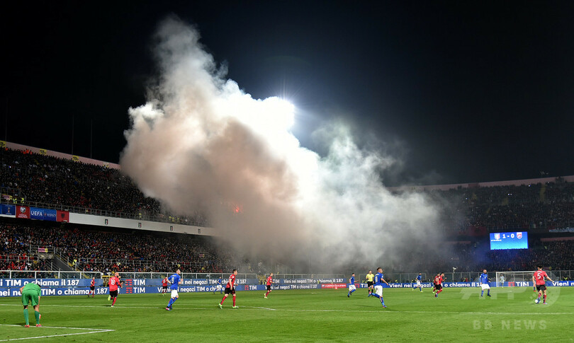 ファンが発煙筒を投げ入れて試合中断 アルバニア代表監督 申し訳ない 写真3枚 国際ニュース Afpbb News