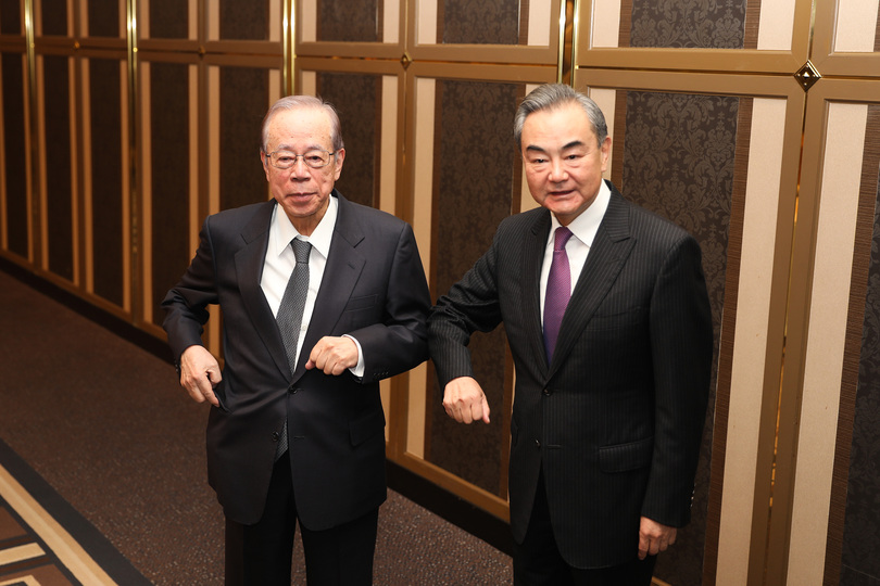 王毅氏、日本の福田康夫元首相と会見