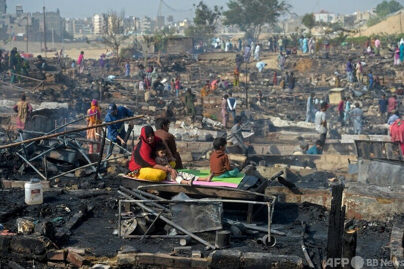 【今日の1枚】焼き出され、途方に暮れる住民 パキスタン