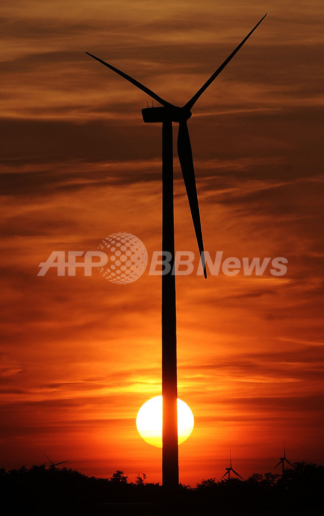 風力タービンと沈む夕日、オーストリア