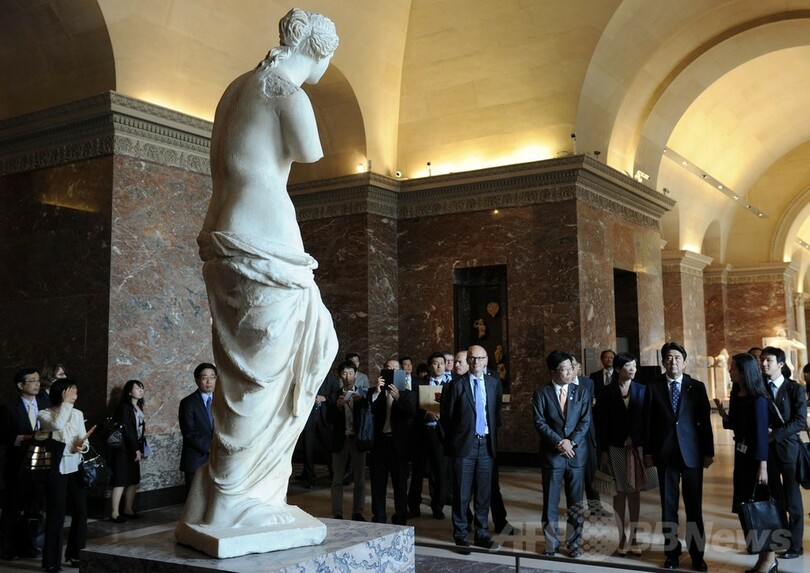 安倍首相、ルーブル美術館で一時の観光を満喫