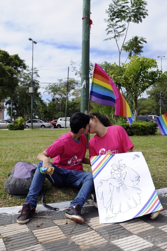 国際反ホモフォビア・反トランスフォビアの日、世界中でデモ