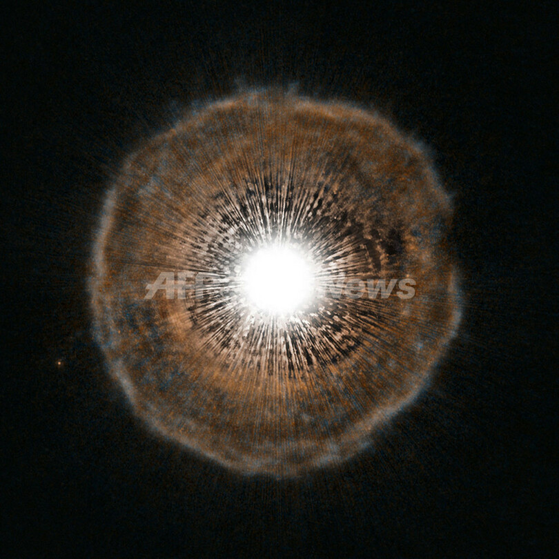 「きりん座U」を覆うガスの泡、数千年に1度「せき」する恒星