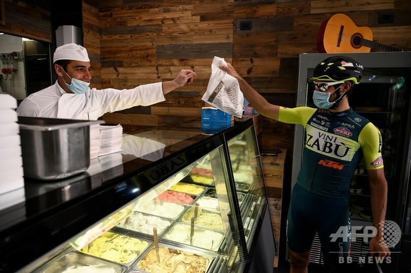 ジロ開催を信じて―練習がわりの配達業にいそしむ伊ライダー